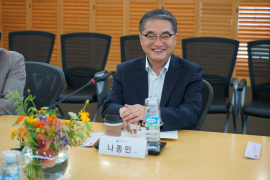 문화체육관광부 나종민 제1차관이 11일 게임업체 넷마블을 방문해 노동시간 단축을 안착시키기 위한 게임업계와의 간담회를 가졌다. 문화체육관광부 제공